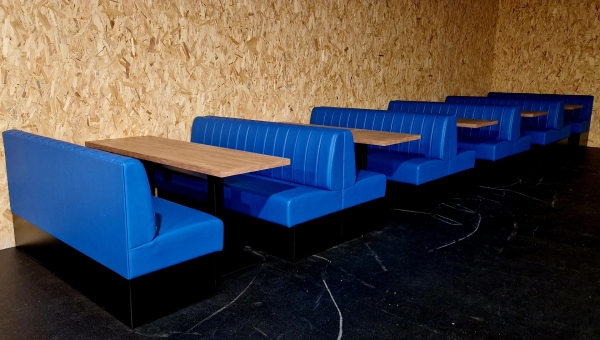 Piqûres verticales dossier banquette de restaurant