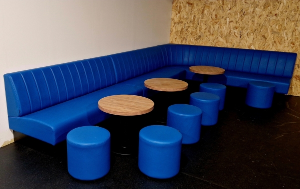 Piqûres verticales dossier banquette de restaurant